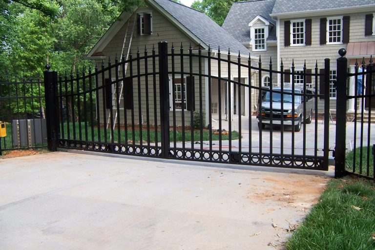 Estate gate aluminum w quad finials and bottom rings