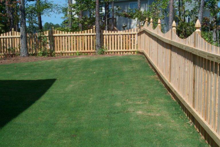 Saddle picket with french gothic posts