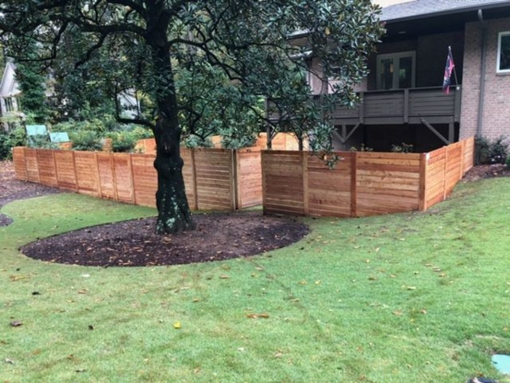 Horizontal wood privacy fence