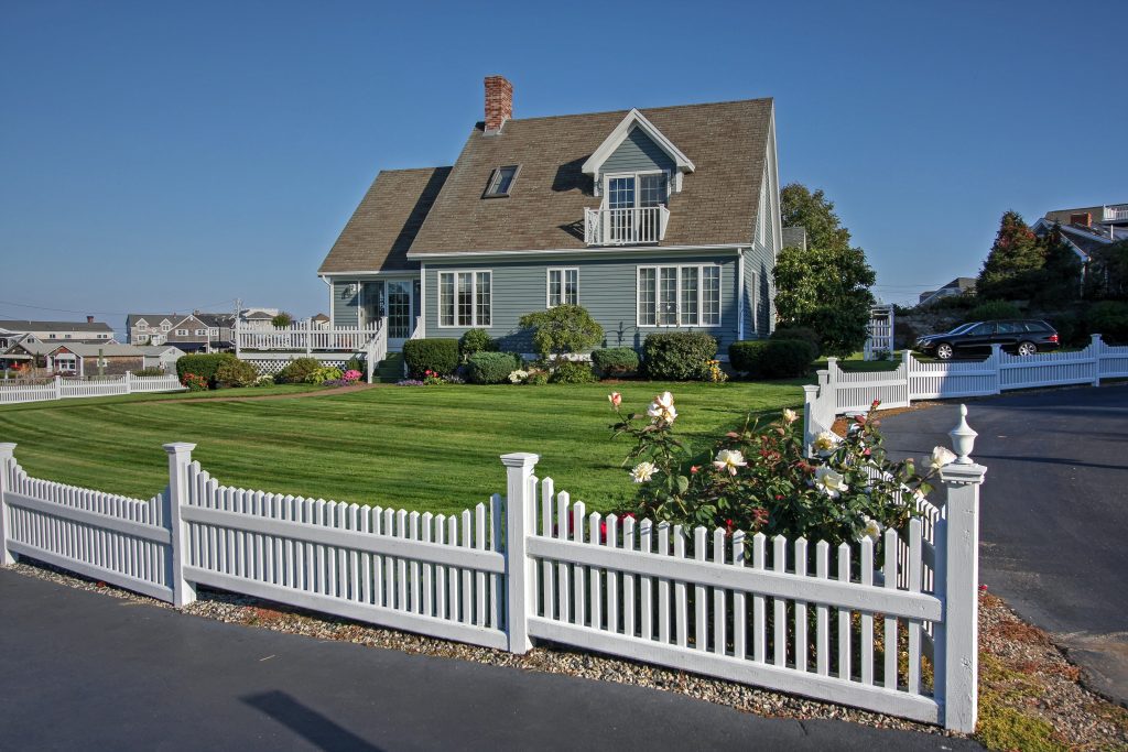 white-picket-fence front yard fence ideas